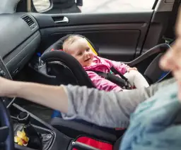 Od kiedy dziecko z przodu samochodu? Przepisy i bezpieczeństwo dzieci