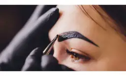 Henna do brwi: pudrowa czy żelowa? Wybierz idealny kolor i typ!