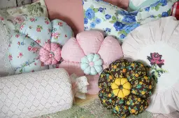 Jak uszyć poduszkę kwiatek – prosty sposób na wyjątkową dekorację