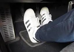 Jak prawidłowo trzymać nogę na sprzęgle i uniknąć błędów w prowadzeniu auta