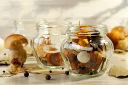 Zalewa octowa do grzybów! Przepis na przetwory, które przetrwają