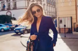 Stylizacje z granatowym żakietem: jak wyglądać elegancko i modnie