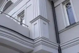 Sztukateria okienna: funkcje, rodzaje i trendy w dekoracji budynków
