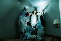 Lipstick on the Glass: Kontrowersyjny thriller o wolności i tożsamości