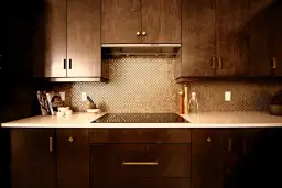 Jaki kolor ścian do brązowych mebli w kuchni, aby uniknąć błędów?