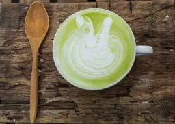 Czy matcha pobudza jak kawa? Sprawdź różnice w działaniu