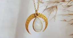 Tajemnica lunuli: Naszyjnik z odwróconym księżycem co symbolizuje?