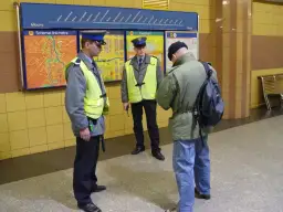 Dowiedz się w jakich sytuacjach policja może cię wylegitymować: fakty i prawa