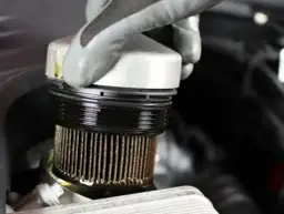Ile kosztuje wymiana filtra oleju? Sprawdź, by nie przepłacać