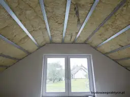 Ocieplenie skosów poddasza: Poradnik krok po kroku i koszty