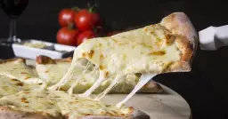 Jak odgrzać pizzę na patelni - prosty sposób na chrupiącą pizzę jak z pieca