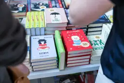 Na półce stoją książki, m.in. "Kobieta dość doskonała" i "Furia maći". Zastanawiasz się, ile zarabia autor na jednej sprzedanej książce procenty i tantiemy?