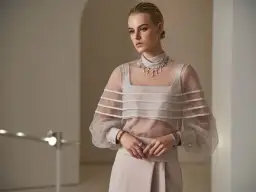 Prześwitująca bluzka: Jak nosić z klasą? Poradnik i stylizacje