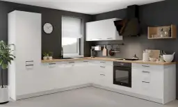 Nowoczesna kuchnia z białymi meblami na wysoki połysk. Inspiracja, jak pomalować kuchnię z białymi meblami, by stworzyć jasną i przestronną przestrzeń.