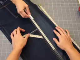 Jak przerobić spodnie na spódnicę? Prosty przewodnik DIY