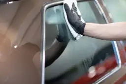 Jak skutecznie umyć szybę w samochodzie z wosku bez smug