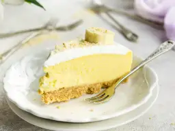 Pyszny sernik bananowy z kremową masą i bananową dekoracją, gotowy do zjedzenia.