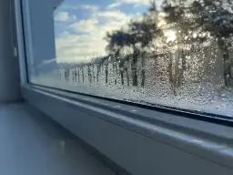 Dlaczego okna parują zimą? Oto przyczyny i skuteczne rozwiązania