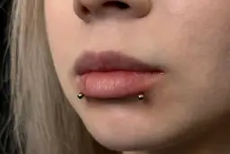 Snake eye piercing: Fakty, ryzyko, pielęgnacja. Zanim się zdecydujesz
