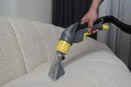 Jak wyczyścić kanapę parownicą? Bezpiecznie i bez chemii!