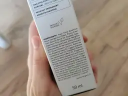 Opakowanie z hagi naturalny krem rewitalizujący. Widoczna lista składników i informacja o produkcie wegańskim.