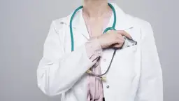 Lekarz sądowy a medyk sądowy: Kto jest kim i co robi?