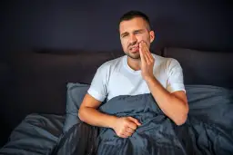 Ból zęba w nocy? Szybka ulga i sprawdzone sposoby na sen