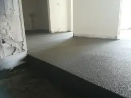 Jak długo podlewać wylewkę z miksokreta, aby uniknąć pęknięć?