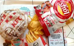 Ile kosztuje kubełek frytek w KFC? Sprawdź ceny i promocje