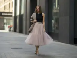 Tiulowa spódnica: Z czym nosić? Bluzki i swetry na każdą okazję