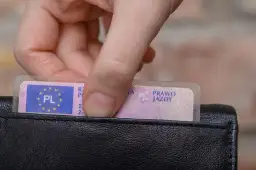 Jakie dokumenty musisz wozić w samochodzie, by uniknąć mandatu i kontroli drogowej?