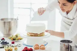 Jak prosto ozdobić tort: 10 łatwych i kreatywnych sposobów