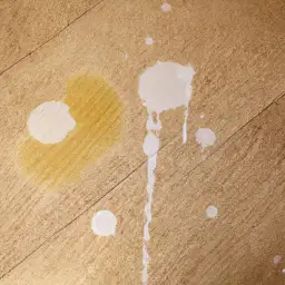 Skuteczne sposoby na usunięcie kleju z podłogi drewnianej bez uszkodzeń