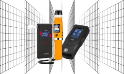 Trzy alkomaty: czarny z wyświetlaczem 0.00, pomarańczowy z napisem "GOTOWY" i czarny P-100. Dowiedz się, jak skalibrować alkomat.