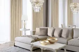 Elegancki salon w stylu nowojorskim nowoczesnym. Beżowe zasłony z subtelnym wzorem, kryształowy żyrandol i wygodna kanapa tworzą przytulną atmosferę.