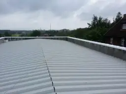 Lekki dach płaski: Od PRL do nowoczesności. Warto inwestować?