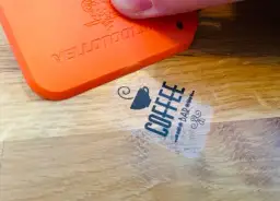 Jak usunąć folię samoprzylepną z mebli bez uszkodzeń i frustracji