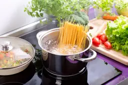 100 g spaghetti: Ile kalorii, jak rośnie i jak odmierzyć?