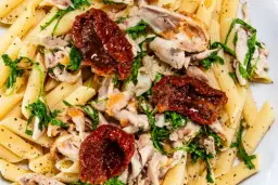 Szybka sałatka z makaronem penne i suszonymi pomidorami na każdą okazję