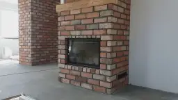 Jak obudować kominek cegłą - instrukcja krok po kroku i porady budowlane