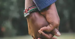  Prezent na rocznicę dla dziewczyny - jaki wybrać, by zaskoczyć?