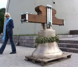 Kiedy biją dzwony w kościele? Odkryj ich tajemnice i znaczenie