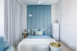 Wąska sypialnia: Odkryj triki na funkcjonalną i piękną przestrzeń