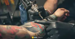 Krem Nivea na świeży tatuaż? Ekspert radzi: unikaj! Co wybrać?