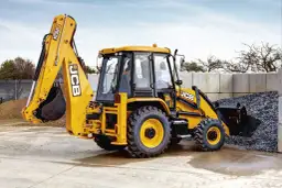 Żółta koparko-ładowarka JCB, gotowa do pracy. Zastanawiasz się, ile waży koparko-ładowarka JCB? Ten model jest imponujący!