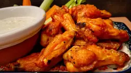 Idealne skrzydełka: Ile piec, by były chrupiące i soczyste?