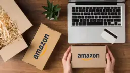 Przygotowanie paczek do wysyłki na Amazonie. Dowiedz się, jak sprzedawać na Amazonie, korzystając z laptopa i karty płatniczej.