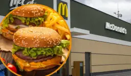 Cheeseburger i frytki na tle budynku McDonald's.