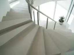 Jak wyrównać schody betonowe pod płytki, aby uniknąć problemów z montażem