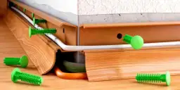 Czym przykleić listwę progową, aby uniknąć problemów z montażem?